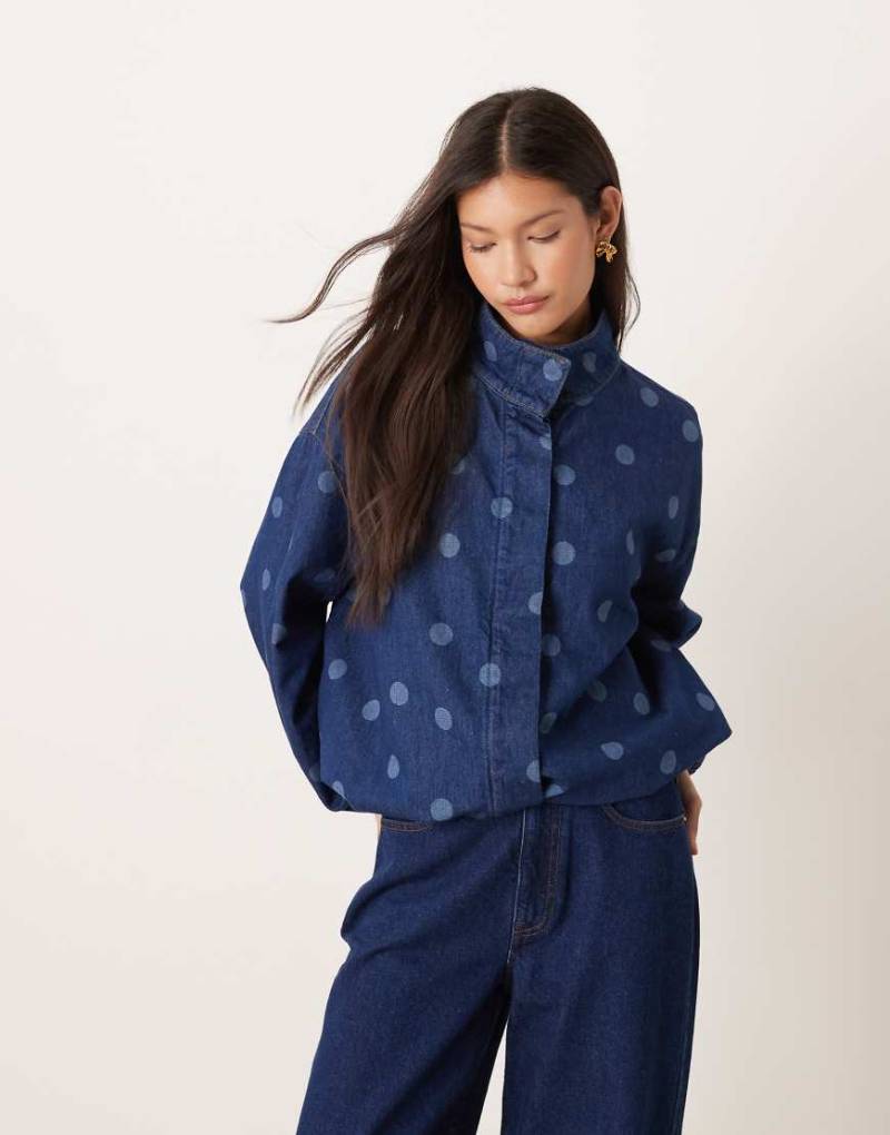 ASOS DESIGN - Jeansjacke mit Stehkragen und gelaserten Polka Dots-Blau ASOS DESIGN - Jeansjacke mit Stehkragen und gelaserten Polka Dots-Blau von ASOS DESIGN