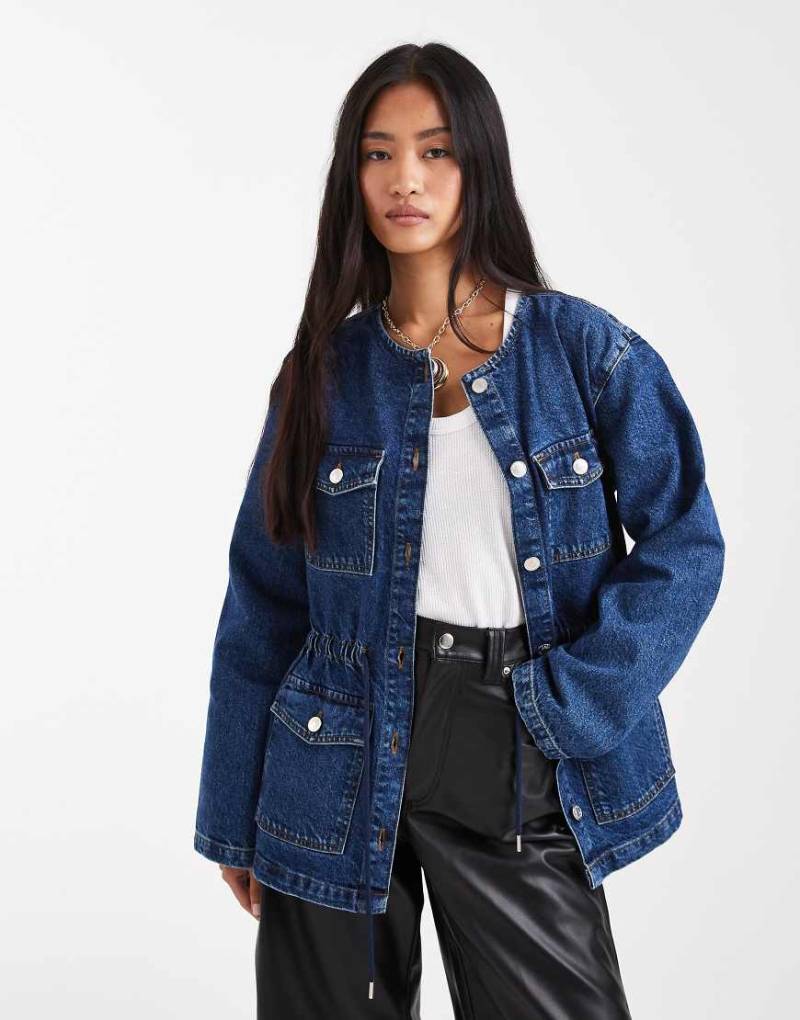 ASOS DESIGN - Jeansjacke mit geraffter Taille mit Kordelzug und Utility-Tasche-Blau von ASOS DESIGN