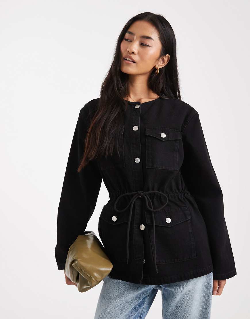 ASOS DESIGN - Jeansjacke mit geraffter Taille mit Kordelzug und Utility-Tasche-Schwarz von ASOS DESIGN