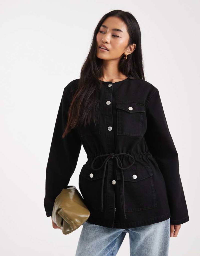 ASOS DESIGN - Jeansjacke mit geraffter Taille mit Kordelzug und Utility-Tasche-Schwarz von ASOS DESIGN