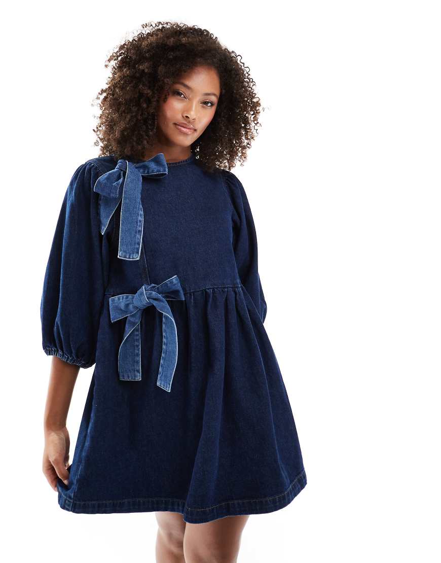 ASOS DESIGN - Jeanskleid in Indigoblau mit asymmetrischem Schleifendesign von ASOS DESIGN