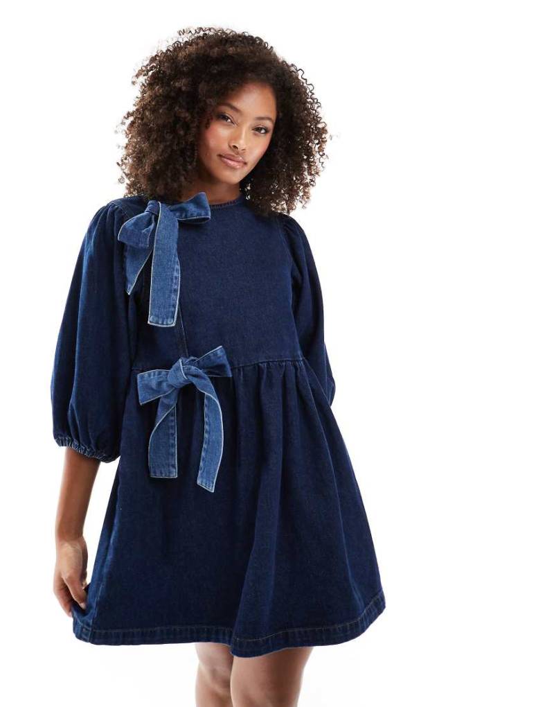 ASOS DESIGN - Jeanskleid in Indigoblau mit asymmetrischem Schleifendesign von ASOS DESIGN