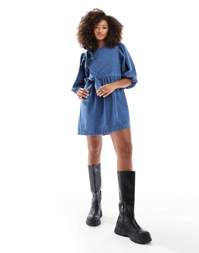 ASOS DESIGN - Jeanskleid in Mittelblau mit asymmetrischem Schleifendesign von ASOS DESIGN