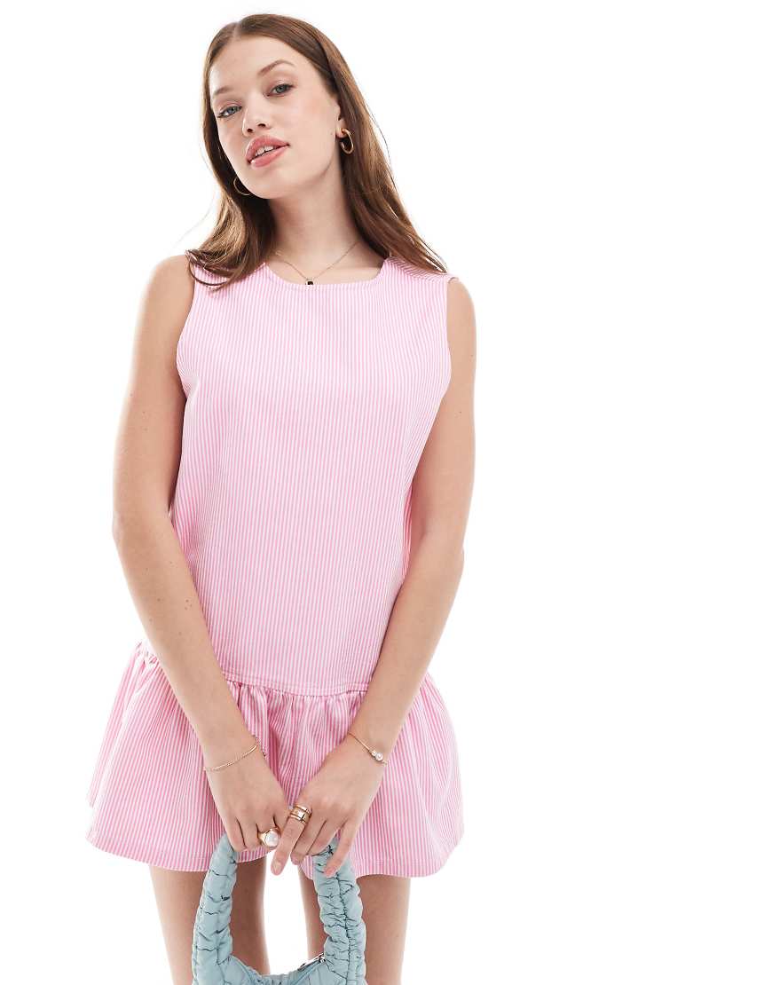 ASOS DESIGN - Jeanskleid in Rosa gestreift mit tief angesetzter Taille-Bunt von ASOS DESIGN