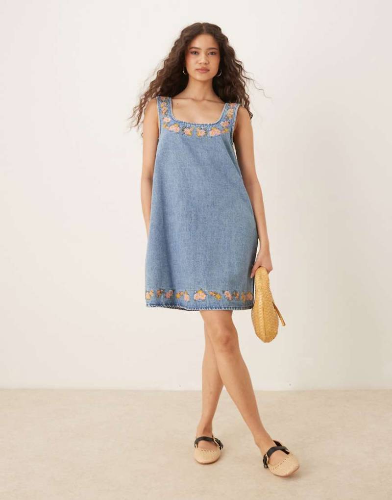 ASOS DESIGN - Jeanskleid in verwaschenem Mittelblau mit eckigem Ausschnitt und Stickerei von ASOS DESIGN