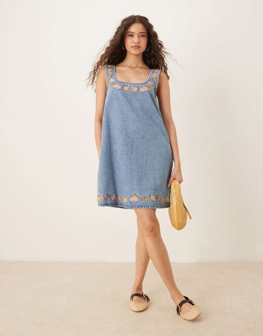 ASOS DESIGN - Jeanskleid in verwaschenem Mittelblau mit eckigem Ausschnitt und Stickerei von ASOS DESIGN