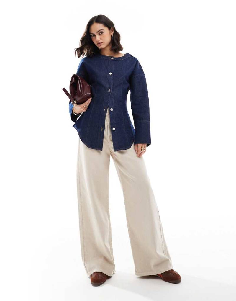 ASOS DESIGN - Jeansoberteil in Indigoblau mit geraffter Taille von ASOS DESIGN