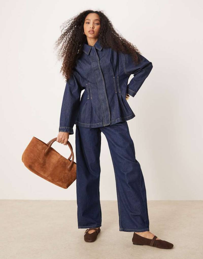 ASOS DESIGN - Jeansoberteil in indigoblauer Rinse-Waschung mit geraffter Taille von ASOS DESIGN