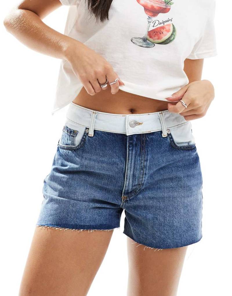 ASOS DESIGN - Jeansshorts in Mittelblau mit kontrastierender Waschung von ASOS DESIGN