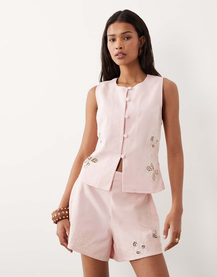 ASOS DESIGN - Jeansshorts in Rosa mit Lochmuster von ASOS DESIGN