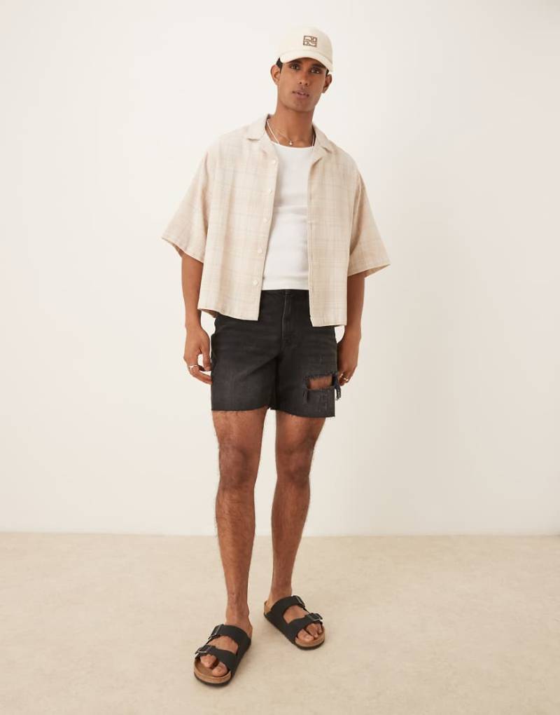 ASOS DESIGN - Jeansshorts in Schwarz mit mittlerer Länge, schmalem Design und Rissen von ASOS DESIGN