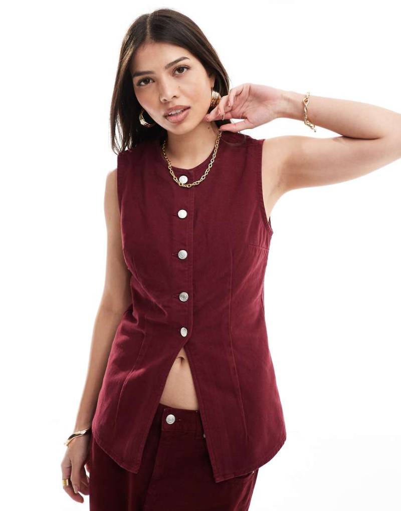 ASOS DESIGN - Jeansweste in Burgunderrot mit Schlitz vorne von ASOS DESIGN