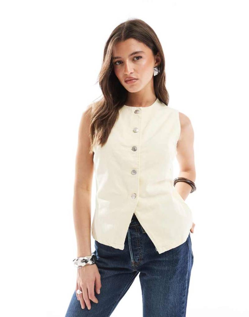 ASOS DESIGN - Jeansweste in Buttergelb von ASOS DESIGN