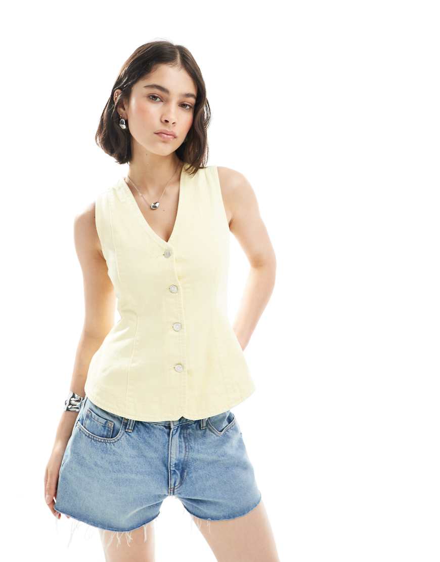 ASOS DESIGN - Jeansweste in Buttermilchweiß mit Schößchen-Gelb von ASOS DESIGN