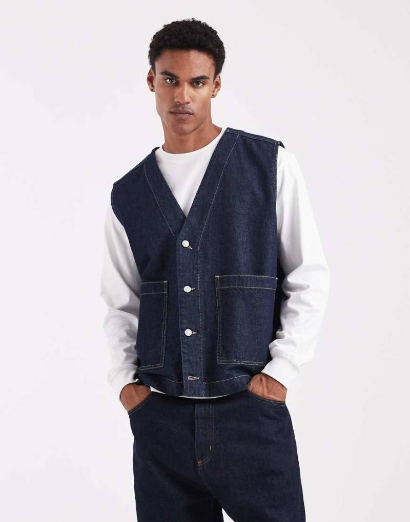 ASOS DESIGN - Jeansweste in Raw-Waschung-Marineblau von ASOS DESIGN