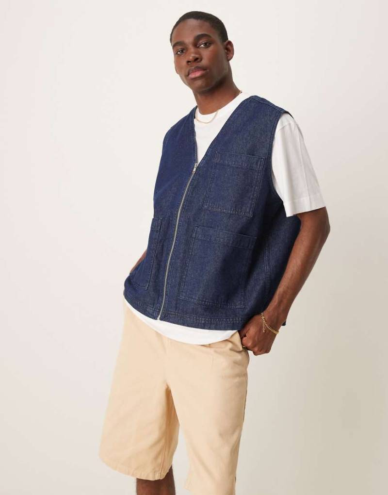 ASOS DESIGN - Jeansweste in Raw Waschung mit aufgesetzten Taschen-Blau von ASOS DESIGN