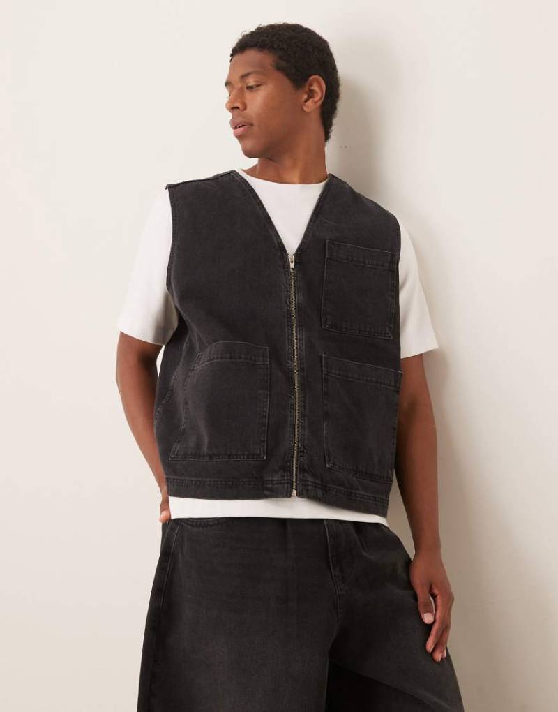 ASOS DESIGN - Jeansweste in verwaschenem Schwarz mit aufgesetzten Taschen, Kombiteil von ASOS DESIGN