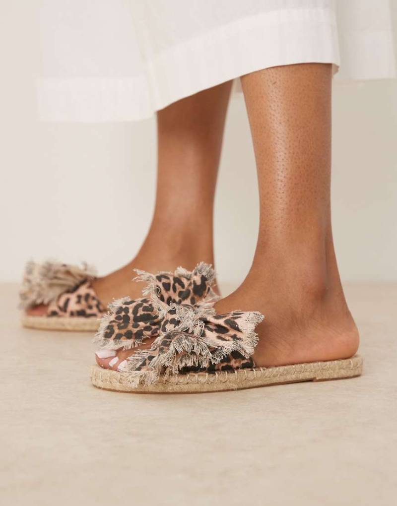 ASOS DESIGN - Jem - Espadrilles-Pantoletten mit Schleifendetail und Leopardenmuster-Bunt von ASOS DESIGN