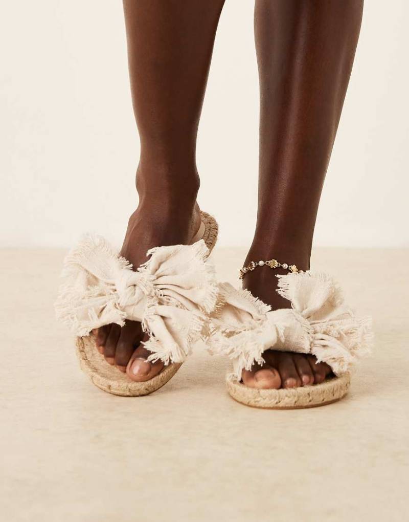 ASOS DESIGN - Jem - Mule-Sandalen im Espadrilles-Design in Natur mit Schleife-Neutral von ASOS DESIGN