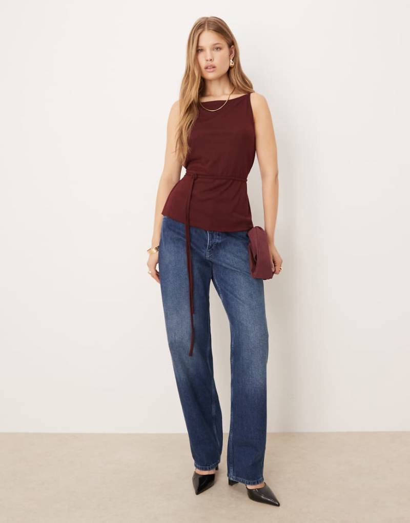 ASOS DESIGN - Tanktop in Burgunderrot mit Bindedetail in der Taille und U-Boot-Ausschnitt von ASOS DESIGN