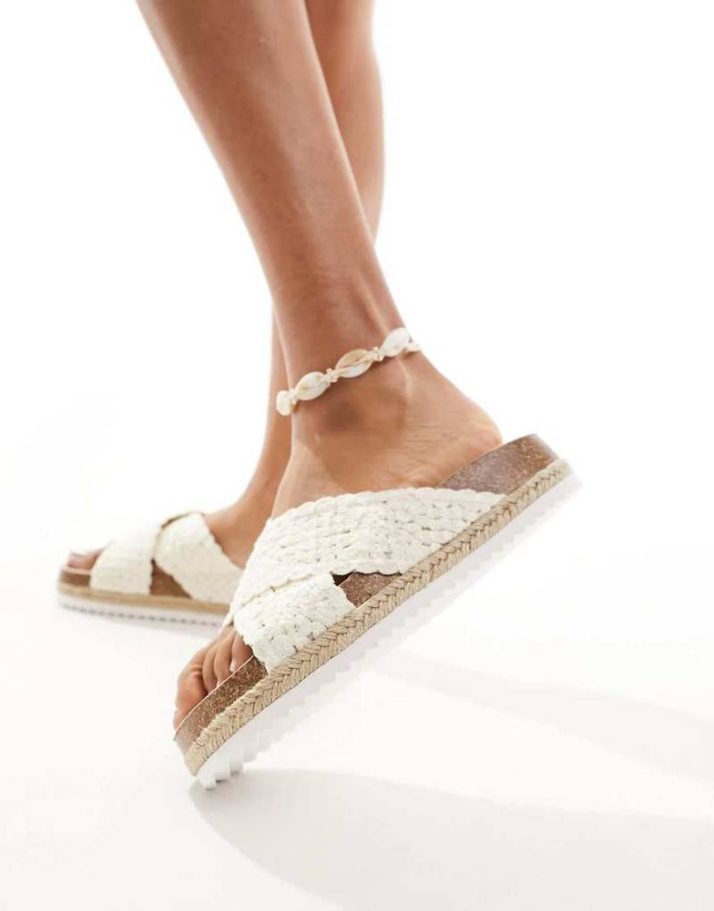 ASOS DESIGNt - Jessica - Weiße Mules-Sandalen im Espadrilles-Design mit überkreuzten Riemen in Häkeloptik von ASOS DESIGN