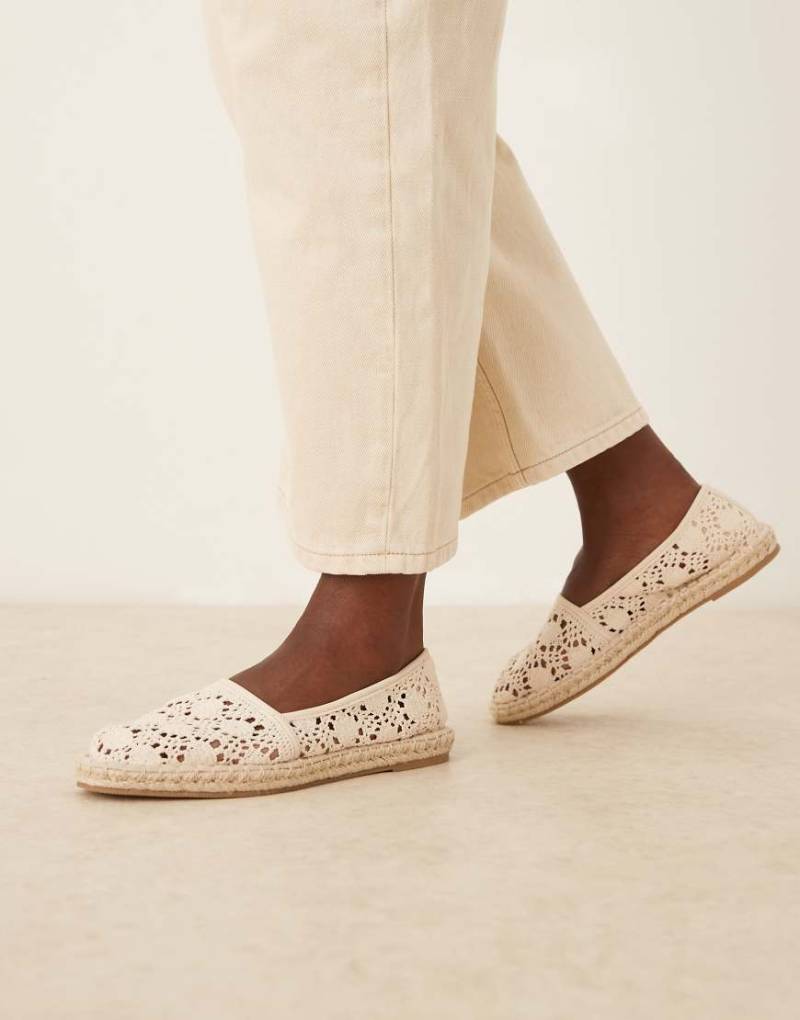 ASOS DESIGN - Joey - Espadrilles aus Häkelstrick in Naturton mit geschlossener Zehenpartie-Neutral von ASOS DESIGN
