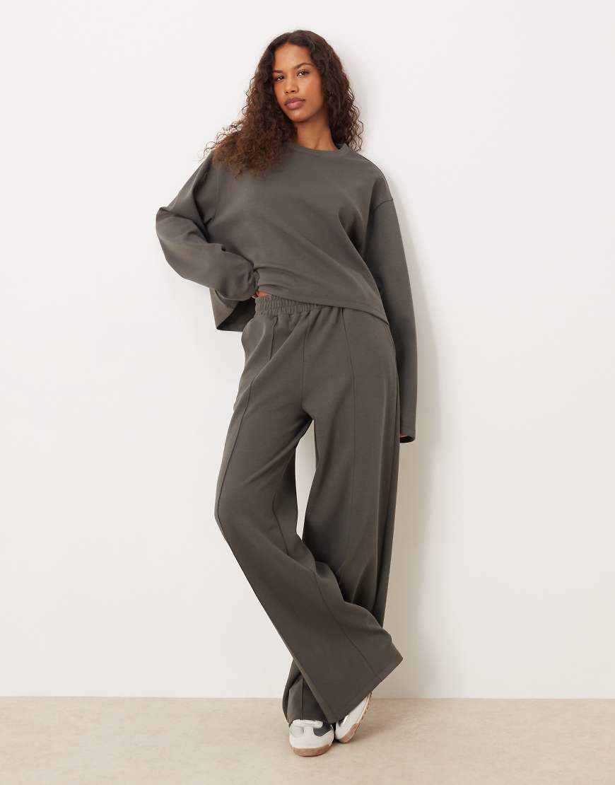 ASOS DESIGN - Jogginghose aus Interlock-Stoff in Anthrazit mit weitem Bein, Kombiteil-Grau von ASOS DESIGN