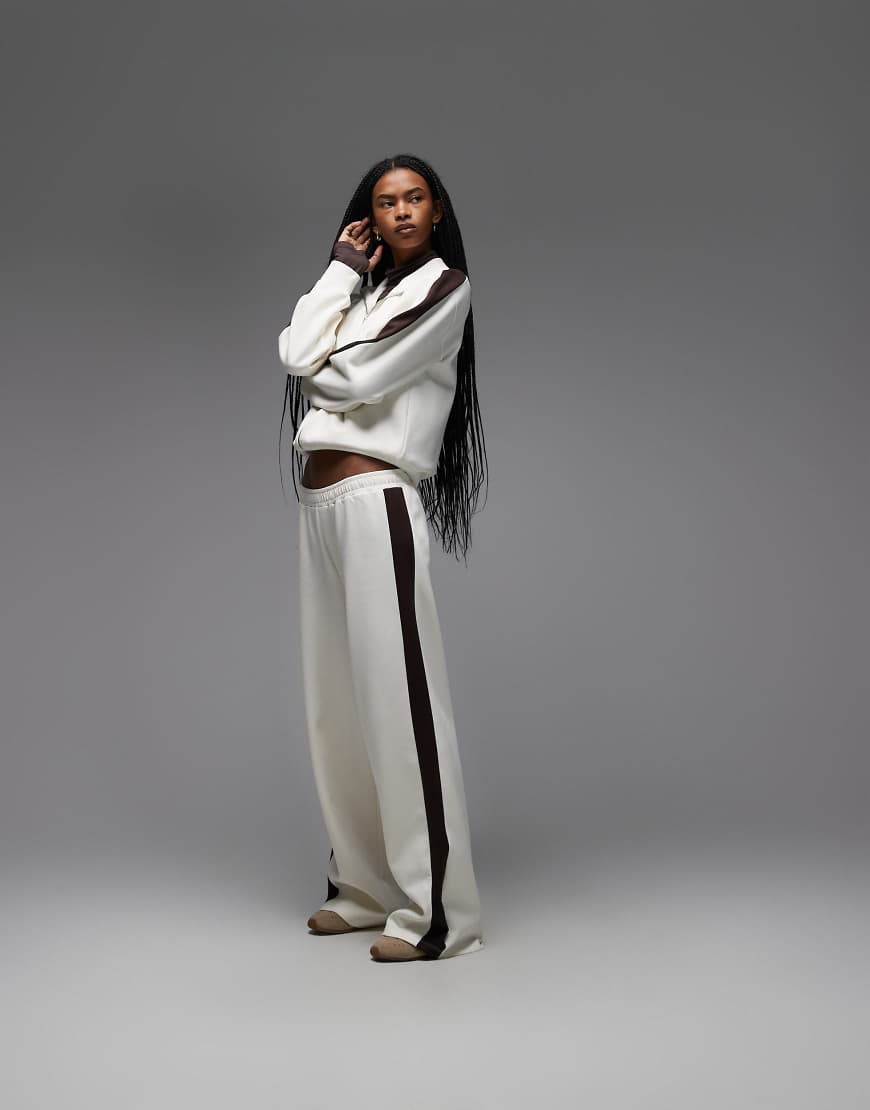 ASOS DESIGN - Jogginghose aus Interlock-Stoff in Cremeweiß mit Kontraststreifen in Schokobraun, Kombiteil von ASOS DESIGN