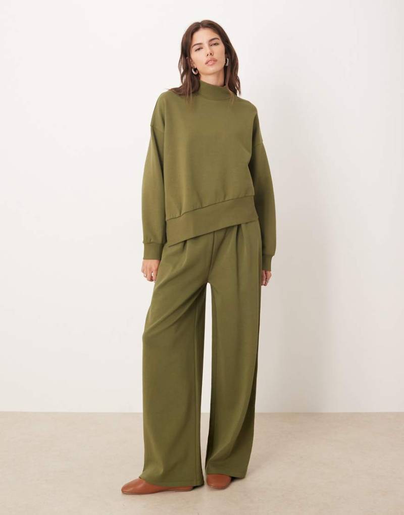 ASOS DESIGN - Jogginghose aus Interlock-Stoff in Khaki mit weitem Bein und breitem Bund-Grün ASOS DESIGN - Jogginghose aus Interlock-Stoff in Khaki mit weitem Bein und breitem Bund-Grün von ASOS DESIGN