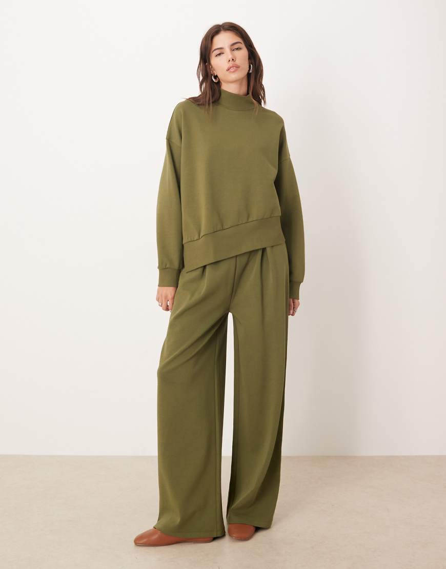 ASOS DESIGN - Jogginghose aus Interlock-Stoff in Khaki mit weitem Bein und breitem Bund-Grün von ASOS DESIGN