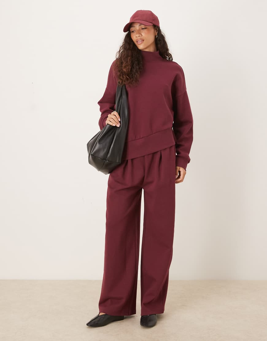 ASOS DESIGN - Jogginghose aus Interlock-Stoff in Pflaumenlila mit weitem Bein und breitem Bund von ASOS DESIGN