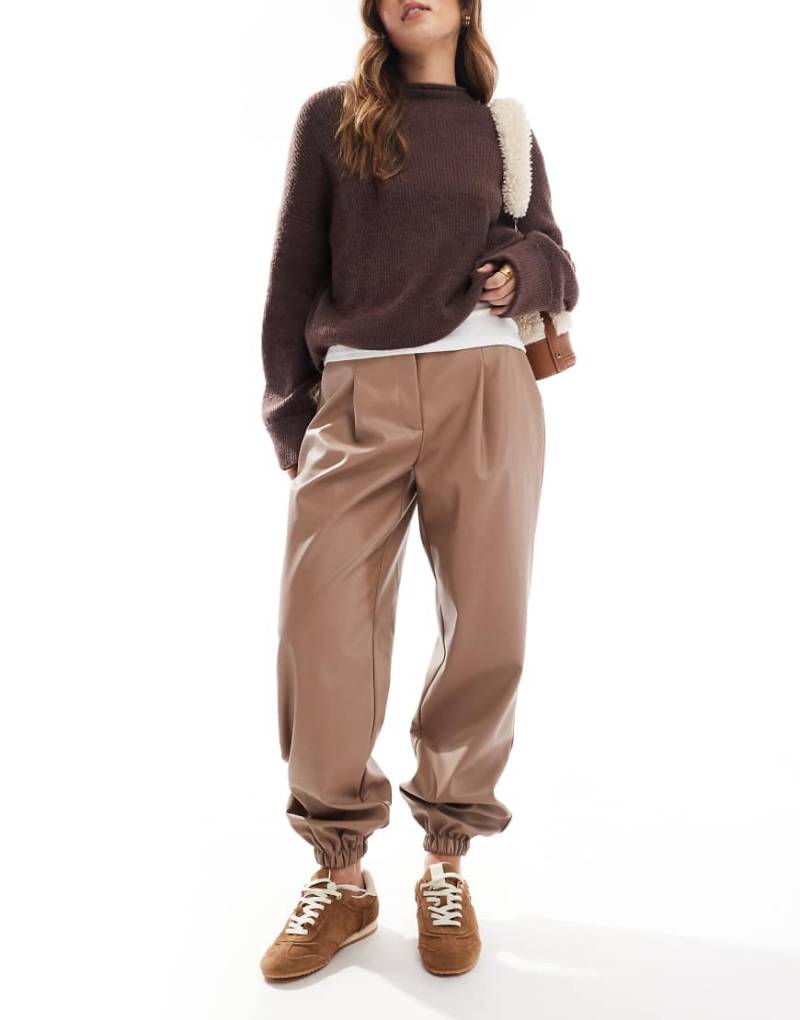 ASOS DESIGN - Jogginghose aus Kunstleder in Nerzbraun-Rosa von ASOS DESIGN