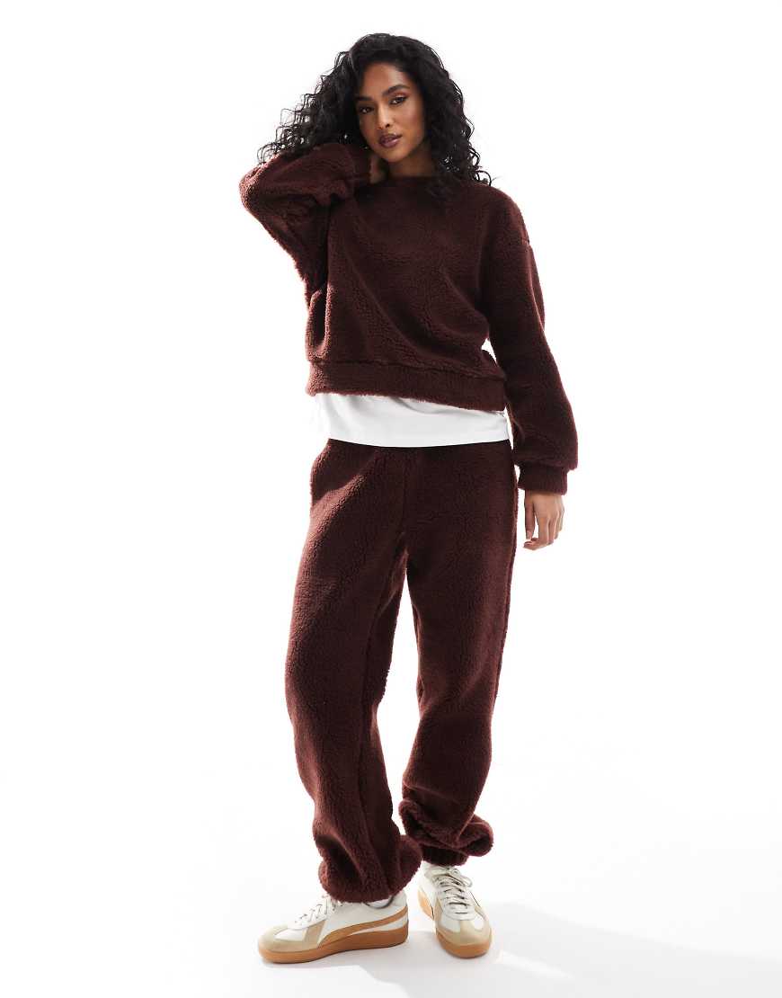 ASOS DESIGN - Jogginghose aus Teddyfell in Schokobraun mit Bündchen, Kombiteil von ASOS DESIGN