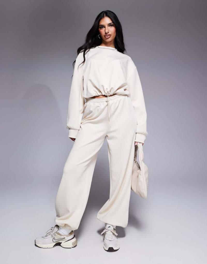 ASOS DESIGN - Jogginghose aus neoprenartigem Material in Ecru mit Gummi-Kordelzug-Weiß von ASOS DESIGN