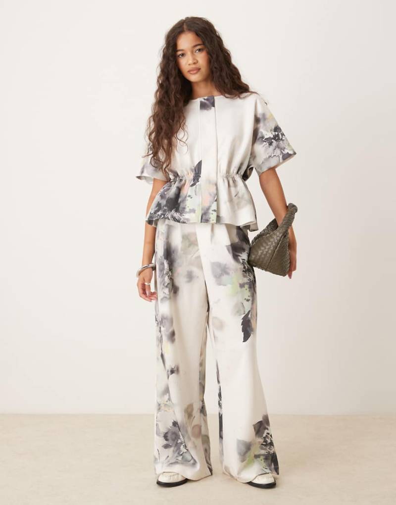 ASOS DESIGN - Jogginghose aus Material in Neopren-Optik mit Blumenmuster und weitem Bein, Kombiteil-Bunt von ASOS DESIGN