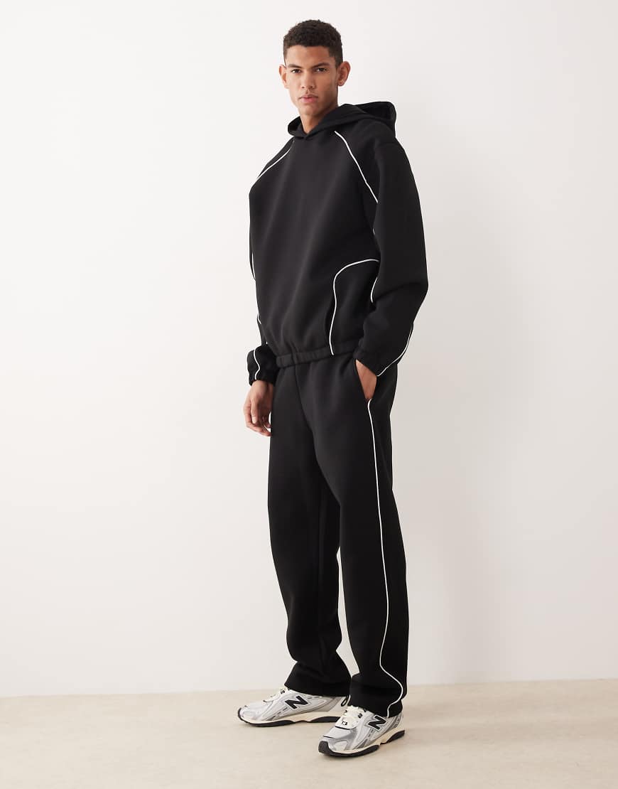 ASOS DESIGN - Jogginghose aus schwerem, neoprenartigem Material in Schwarz, mit geradem Schnitt und seitlicher Paspelierung von ASOS DESIGN