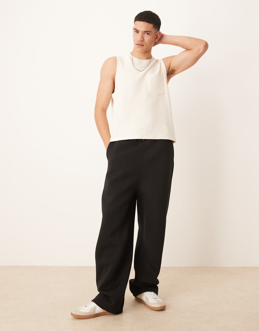 ASOS DESIGN - Jogginghose aus schwerem, neoprenartigem Material in Schwarz mit weitem Bein von ASOS DESIGN