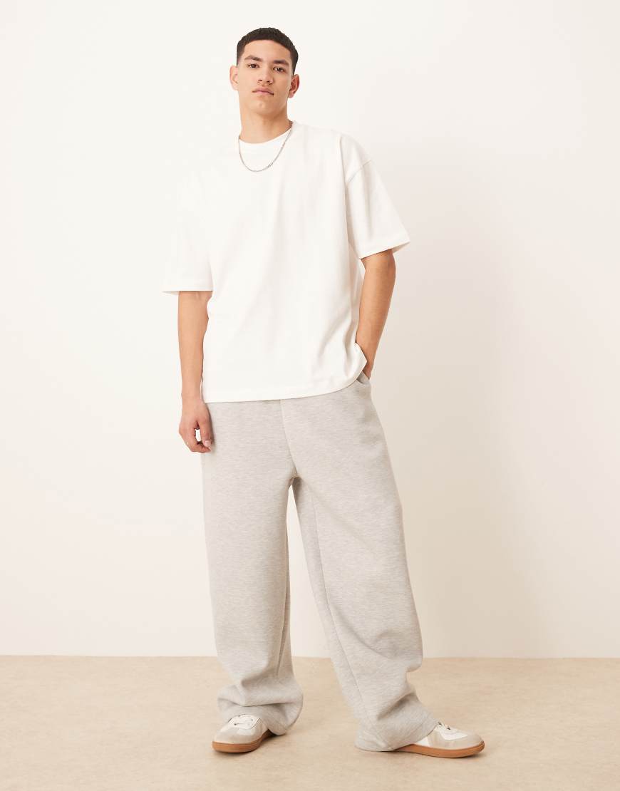 ASOS DESIGN - Jogginghose aus schwerem, neoprenartigem Stoff in meliertem Grau mit weitem Bein von ASOS DESIGN