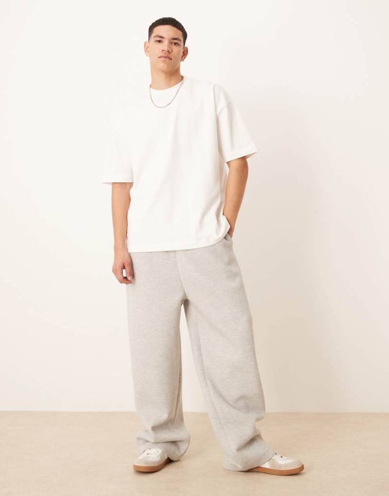 ASOS DESIGN - Jogginghose aus schwerem, neoprenartigem Stoff in meliertem Grau mit weitem Bein von ASOS DESIGN