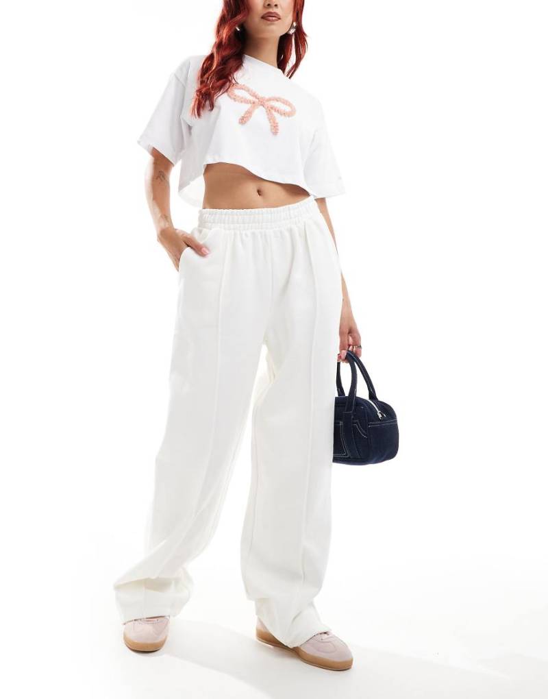 ASOS DESIGN - Jogginghose aus schwerem Material in Creme mit geradem Bein und Biesen-Neutral von ASOS DESIGN