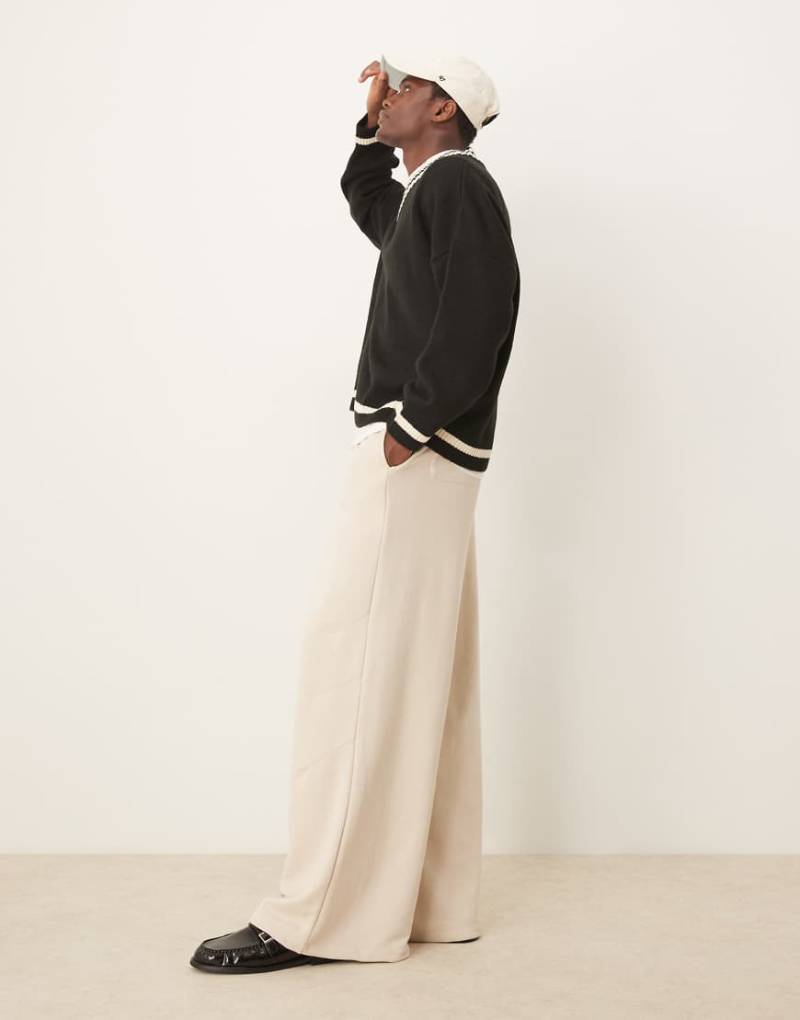 ASOS DESIGN - Jogginghose in Beige mit superweitem Bein-Neutral von ASOS DESIGN
