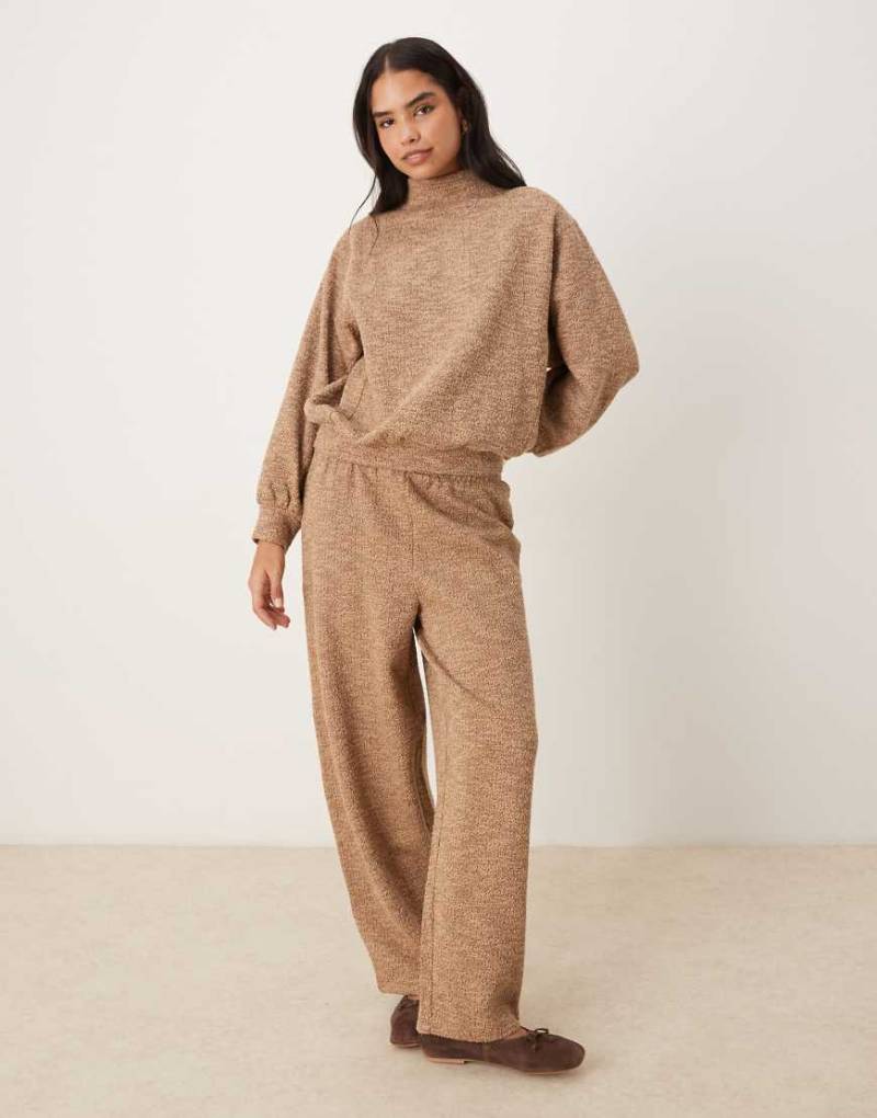 ASOS DESIGN - Jogginghose in Braun meliert mit abgerundetem Beinschnitt, Kombiteil-Brown von ASOS DESIGN