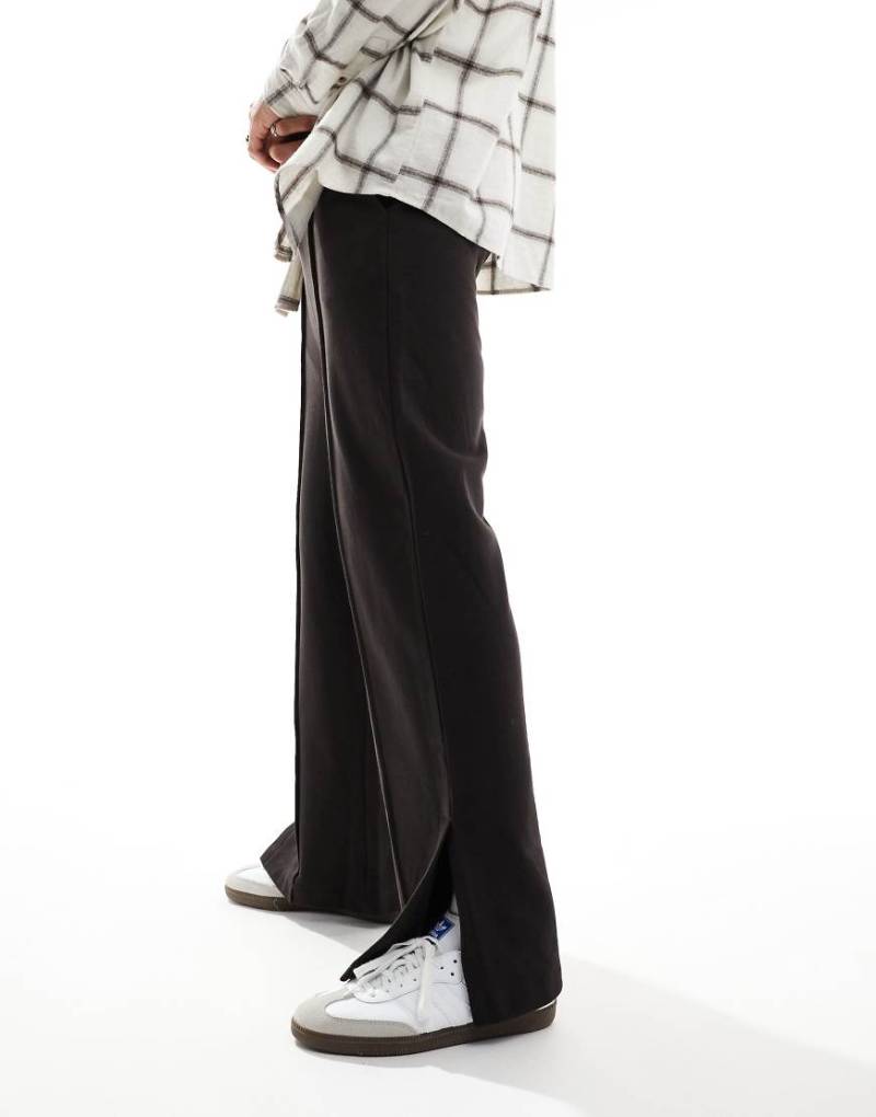 ASOS DESIGN - Jogginghose in Braun mit weitem Bein und Schlitzen von ASOS DESIGN