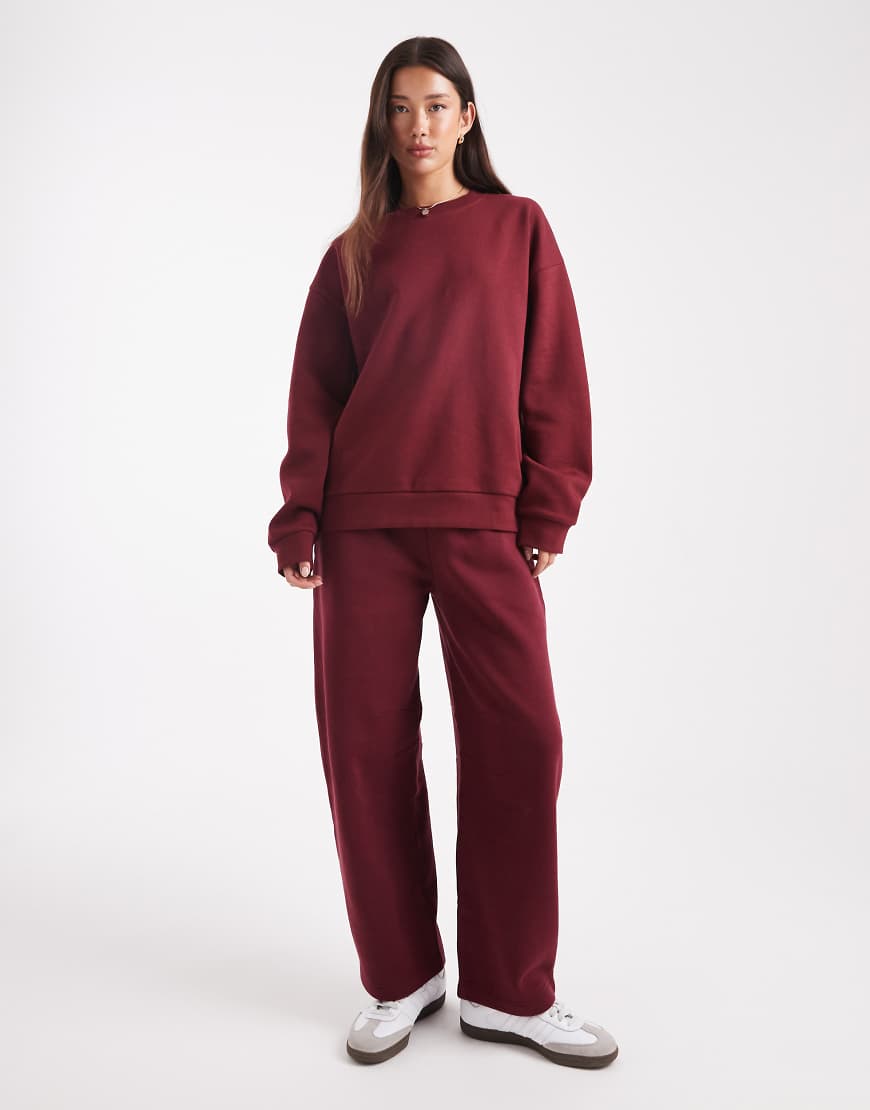 ASOS DESIGN - Jogginghose in Burgunderrot mit angerauter Rückseite und weitem Bein von ASOS DESIGN