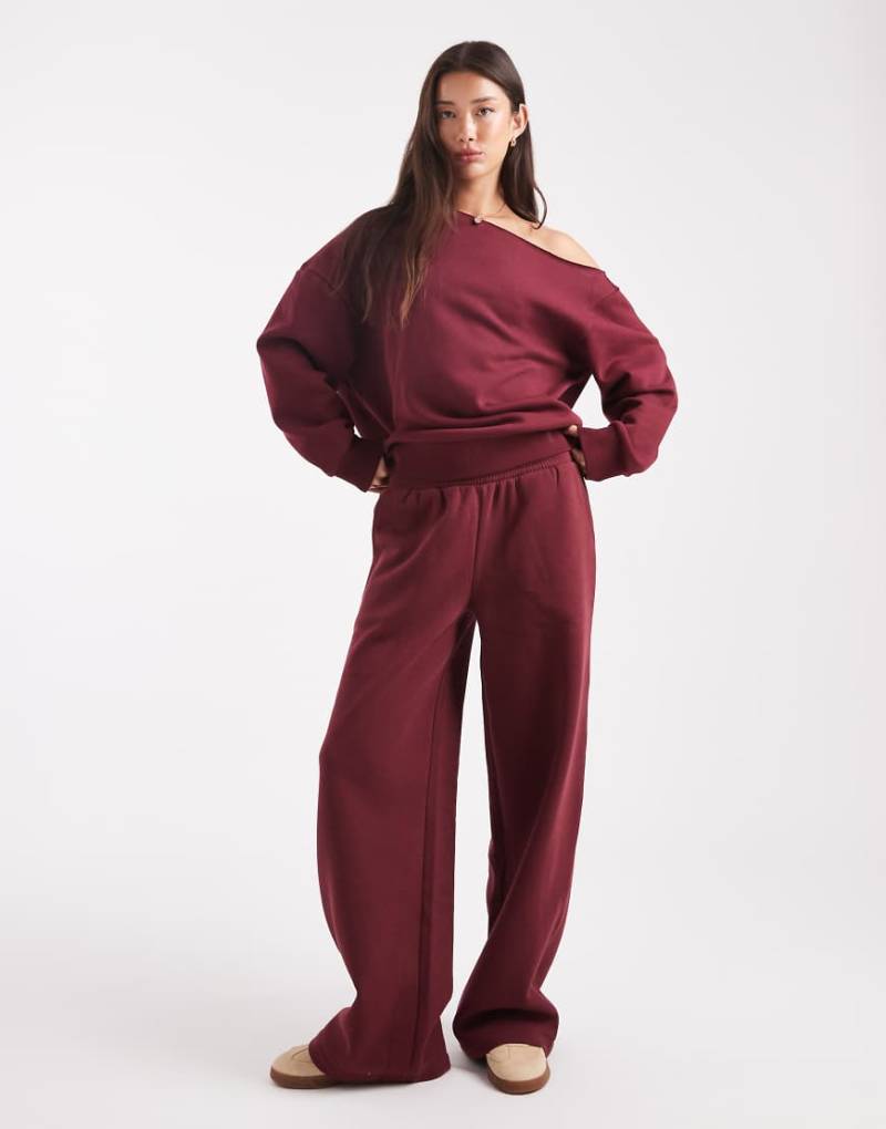 ASOS DESIGN - Jogginghose in Burgunderrot mit angerauter Rückseite und weitem Bein von ASOS DESIGN