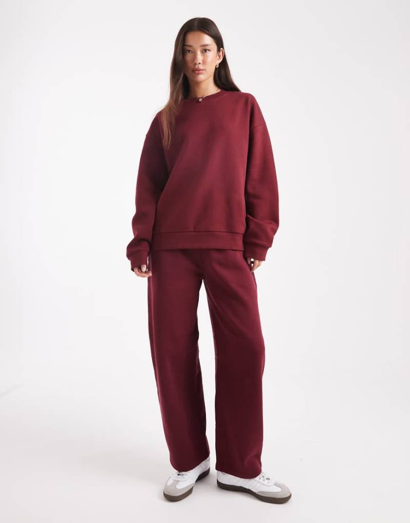 ASOS DESIGN - Jogginghose in Burgunderrot mit angerauter Rückseite und weitem Bein von ASOS DESIGN