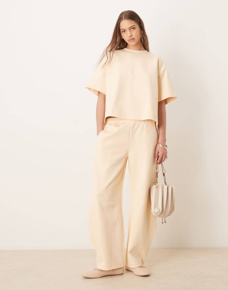 ASOS DESIGN - Jogginghose in Buttermilchgelb im Interlock-Design mit abgerundetem Beinschnitt, Kombiteil-Weiß von ASOS DESIGN