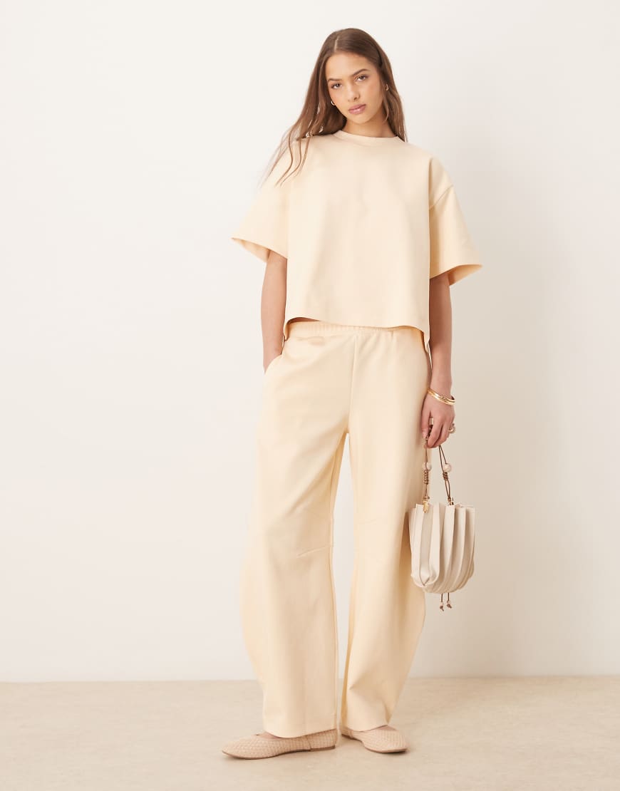 ASOS DESIGN - Jogginghose in Buttermilchgelb im Interlock-Design mit abgerundetem Beinschnitt, Kombiteil-Weiß von ASOS DESIGN