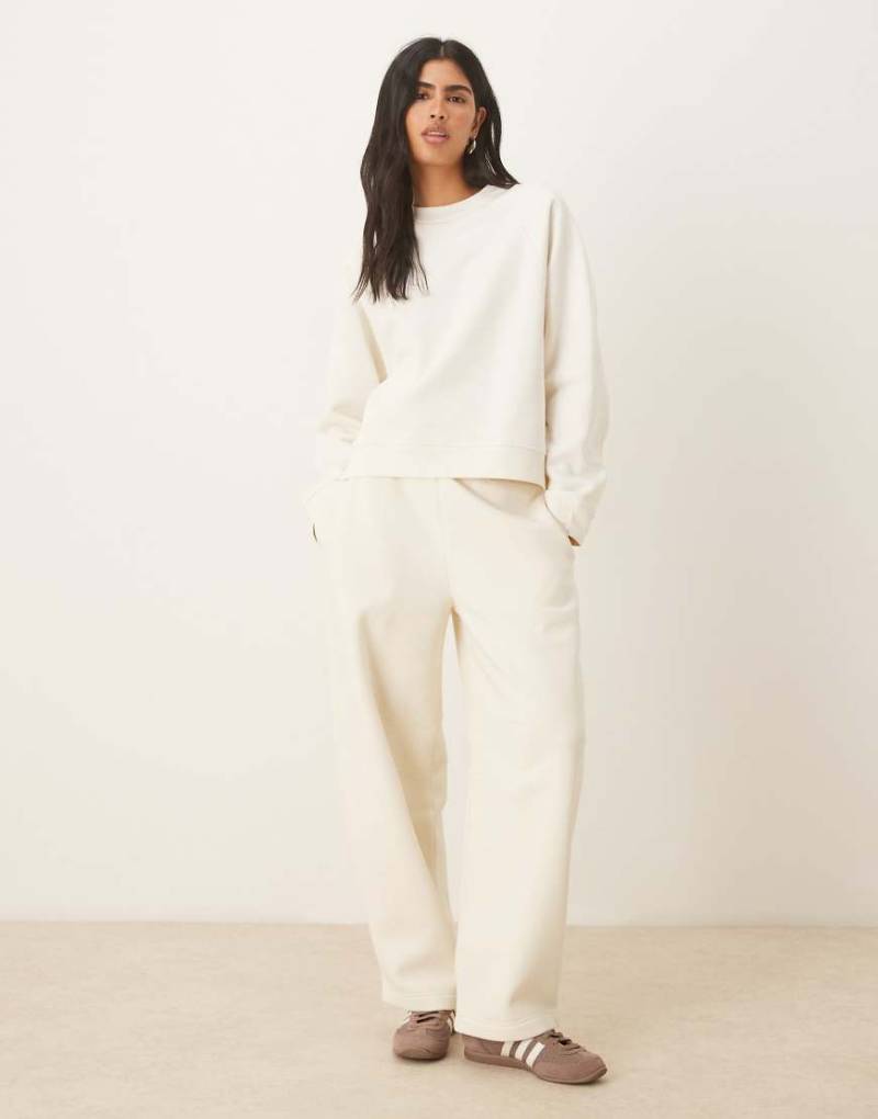 ASOS DESIGN - Jogginghose in Creme mit angerauter Rückseite und Barrel-Passform-Weiß von ASOS DESIGN