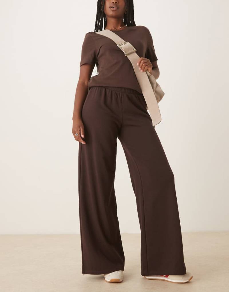 ASOS DESIGN - Jogginghose in Dunkelbraun mit extrem weitem Bein und niedrigem Bund-Brown von ASOS DESIGN